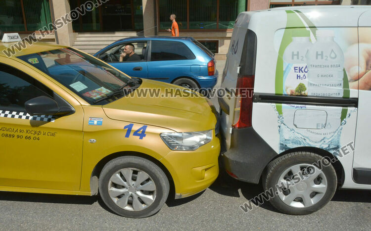 4 коли катастрофираха на улица „Дунав“ в Хасково