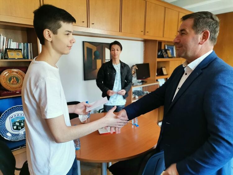 За девети път кметът на Мадан помага на отличници от миньорския град