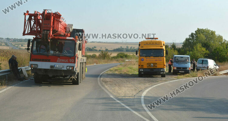 Аварирал кран затрудни движението край Хасково