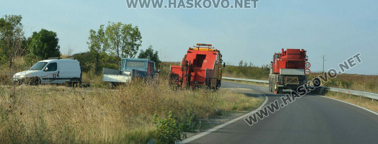 Аварирал кран затрудни движението край Хасково