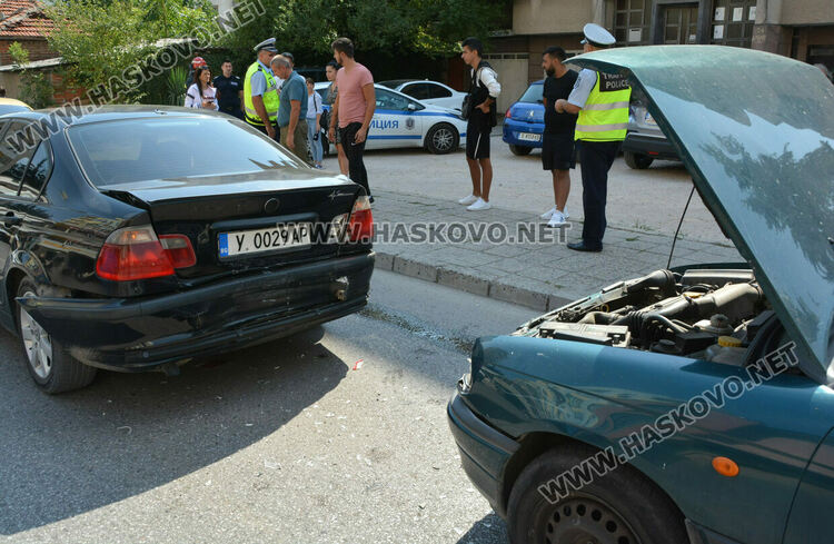 4 коли катастрофираха на улица „Дунав“ в Хасково