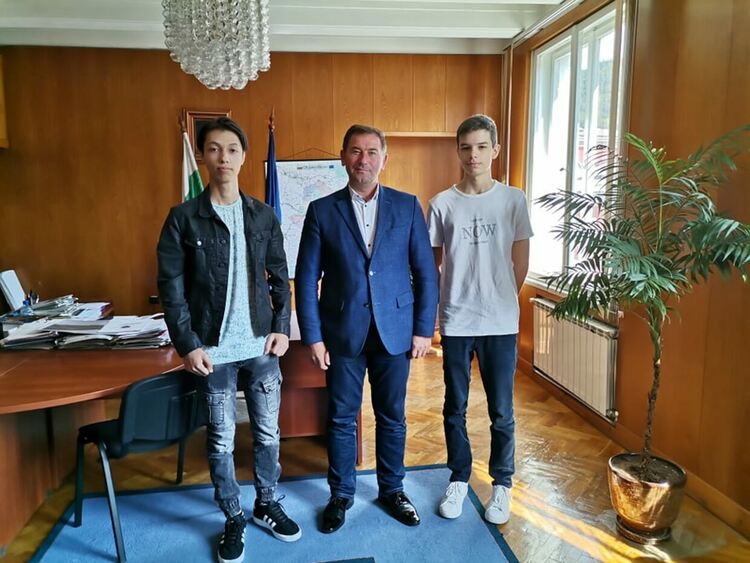 За девети път кметът на Мадан помага на отличници от миньорския град