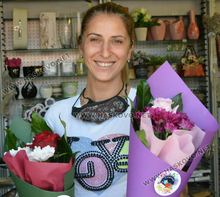 Ден преди първия учебен звънец пазарът на цветя се оживи