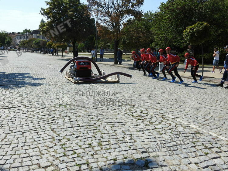 Огнеборци „гасиха“ горящ автомобил в центъра на Кърджали,медици оказаха първа помощ