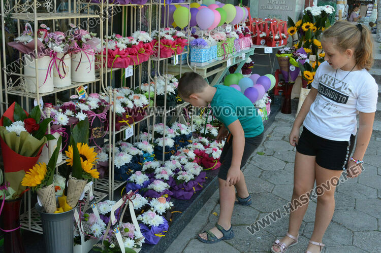 Ден преди първия учебен звънец пазарът на цветя се оживи