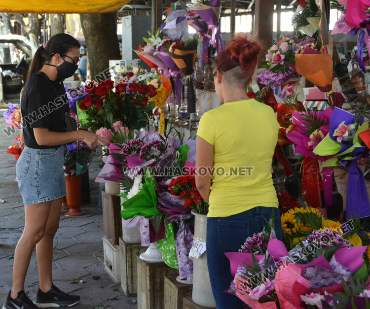 Ден преди първия учебен звънец пазарът на цветя се оживи