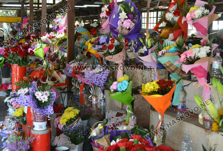 Ден преди първия учебен звънец пазарът на цветя се оживи