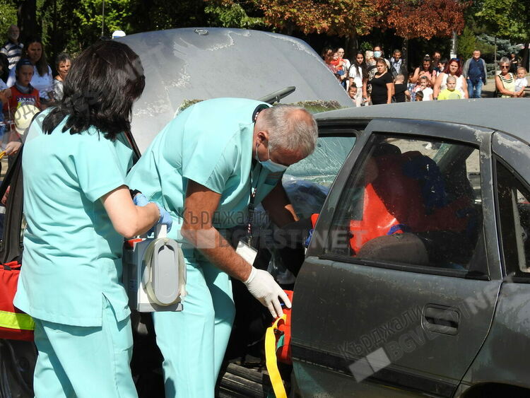 Огнеборци „гасиха“ горящ автомобил в центъра на Кърджали,медици оказаха първа помощ