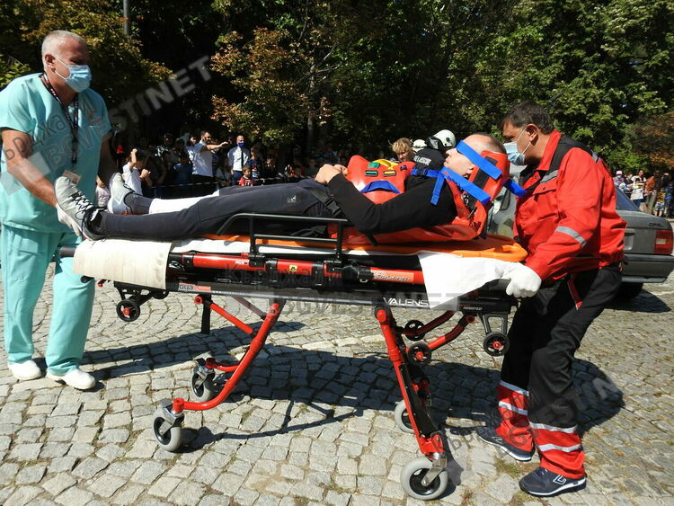 Огнеборци „гасиха“ горящ автомобил в центъра на Кърджали,медици оказаха първа помощ