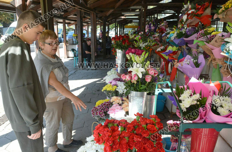 Ден преди първия учебен звънец пазарът на цветя се оживи