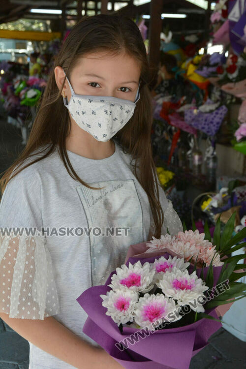 Ден преди първия учебен звънец пазарът на цветя се оживи