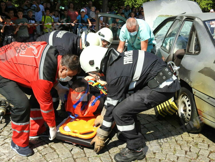 Огнеборци „гасиха“ горящ автомобил в центъра на Кърджали,медици оказаха първа помощ