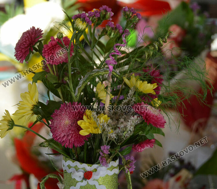 Ден преди първия учебен звънец пазарът на цветя се оживи