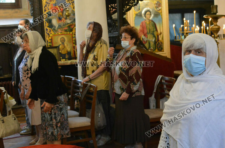 Днес е Кръстовден, не се яде нищо червено