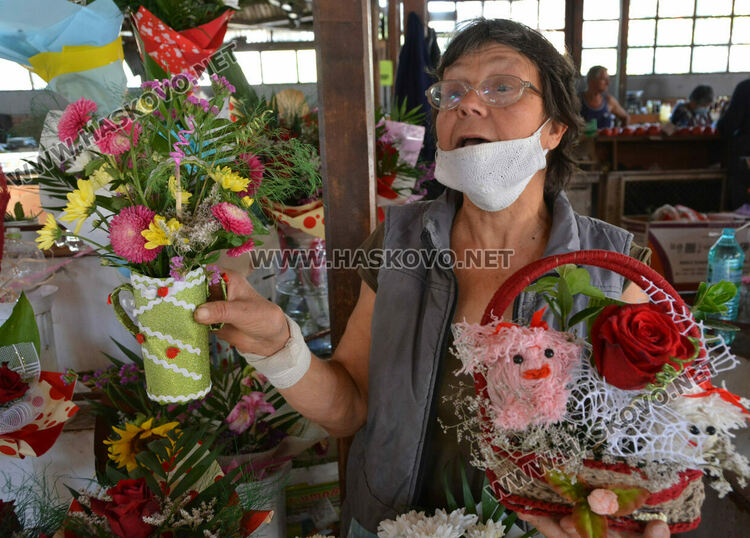 Ден преди първия учебен звънец пазарът на цветя се оживи