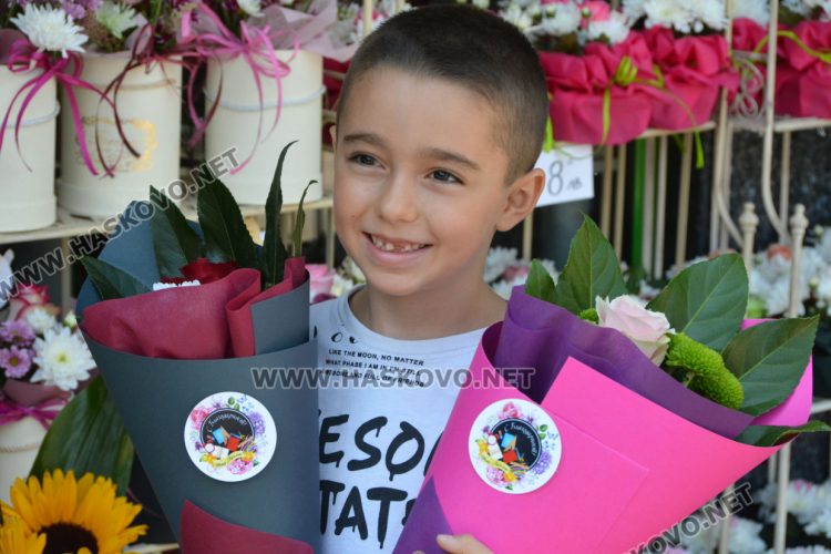 Ден преди първия учебен звънец пазарът на цветя се оживи