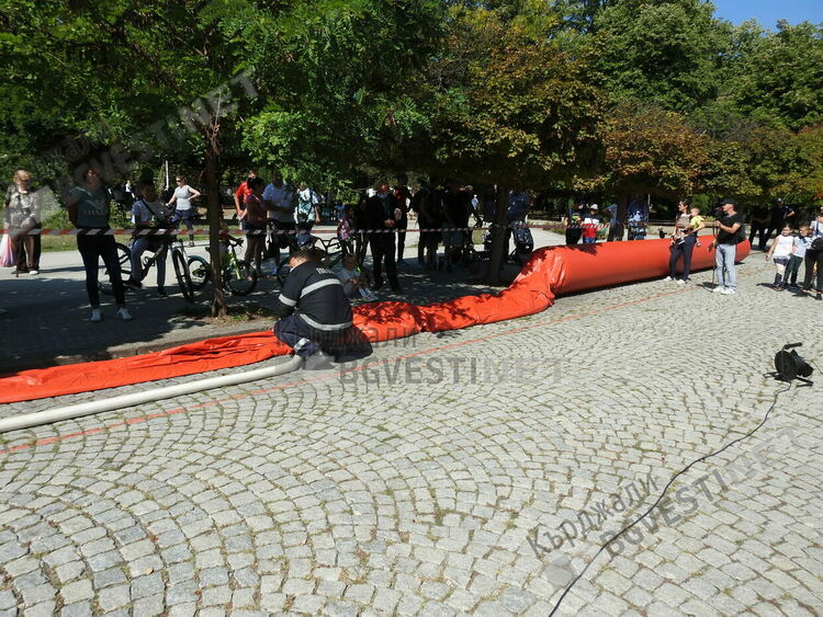 Огнеборци „гасиха“ горящ автомобил в центъра на Кърджали,медици оказаха първа помощ