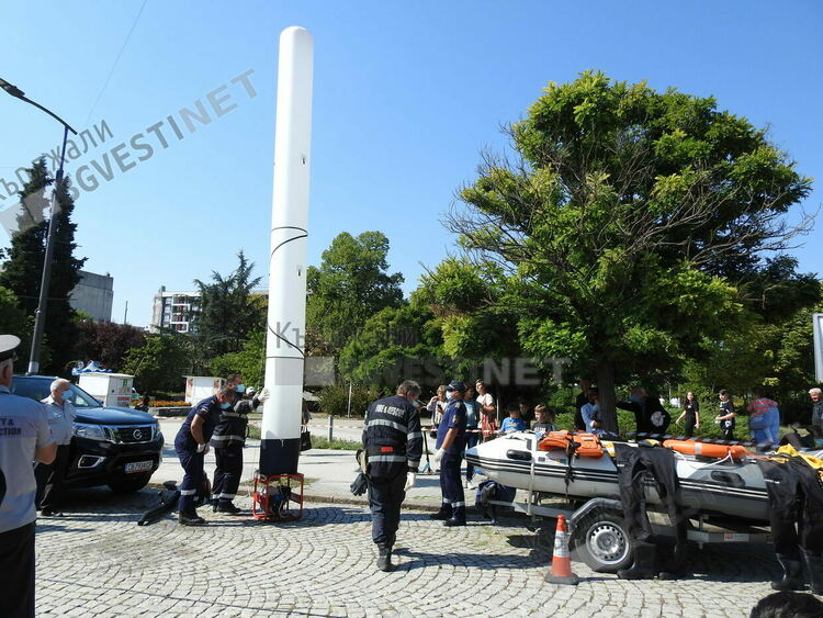 Огнеборци „гасиха“ горящ автомобил в центъра на Кърджали,медици оказаха първа помощ