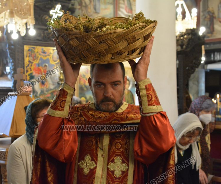 Днес е Кръстовден, не се яде нищо червено