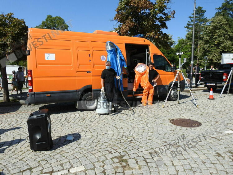 Огнеборци „гасиха“ горящ автомобил в центъра на Кърджали,медици оказаха първа помощ