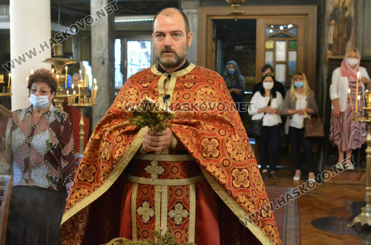 Днес е Кръстовден, не се яде нищо червено