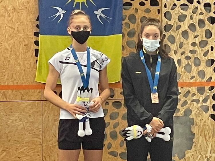 Училище "Златаров" отпуска стипендии на медалистките от Европейското по бадминтон