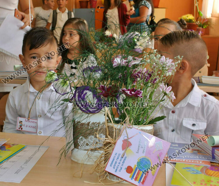 Първият учебен звън за 750 първолаци в Хасково. Гимназиите също започнаха присъствено