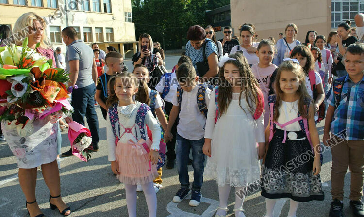 Първият учебен звън за 750 първолаци в Хасково. Гимназиите също започнаха присъствено