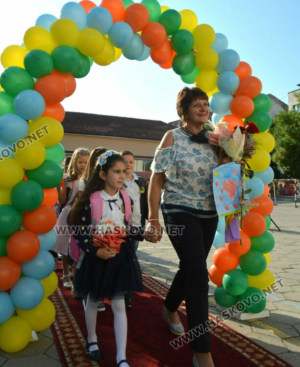 Първият учебен звън за 750 първолаци в Хасково. Гимназиите също започнаха присъствено