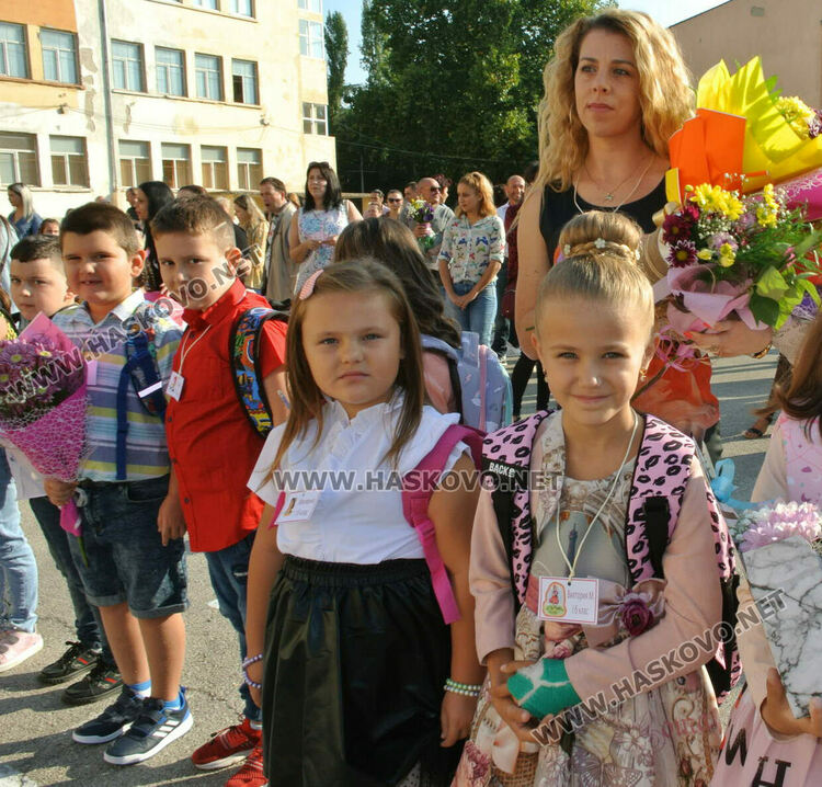 Първият учебен звън за 750 първолаци в Хасково. Гимназиите също започнаха присъствено