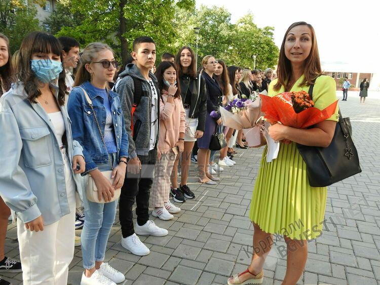 За стотен път в гимназия „Христо Ботев” проехтя първия училищен звънец