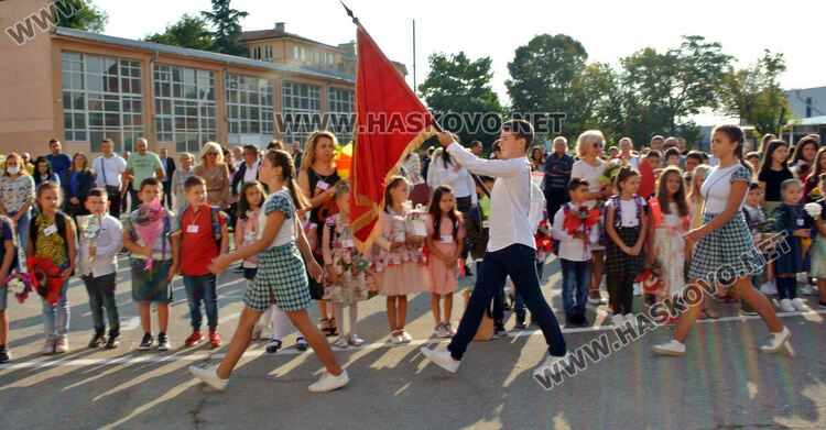 Първият учебен звън за 750 първолаци в Хасково. Гимназиите също започнаха присъствено