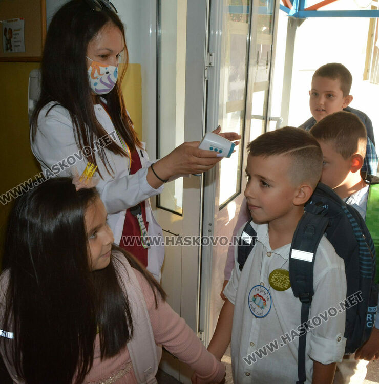 Първият учебен звън за 750 първолаци в Хасково. Гимназиите също започнаха присъствено