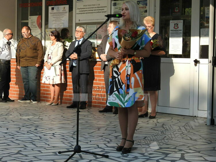 За стотен път в гимназия „Христо Ботев” проехтя първия училищен звънец