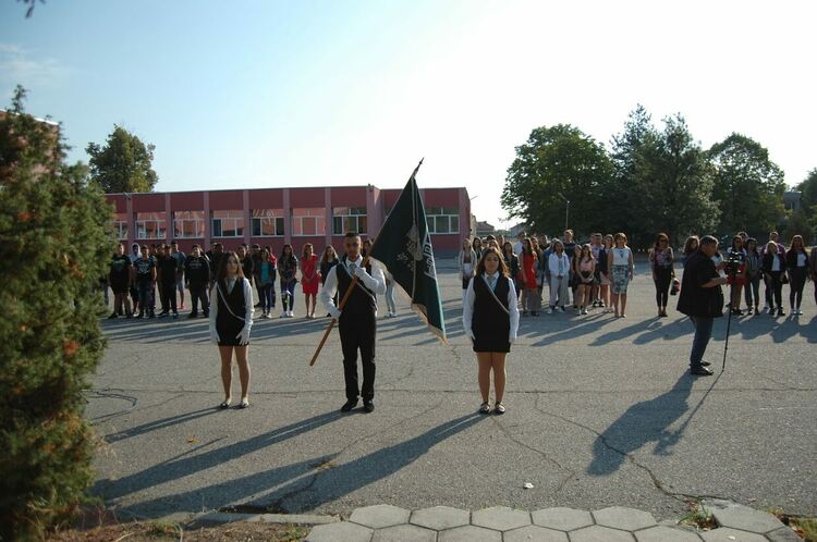  Кметът Николай Митков в първия учебен ден: Община Първомай е Ваш партньор