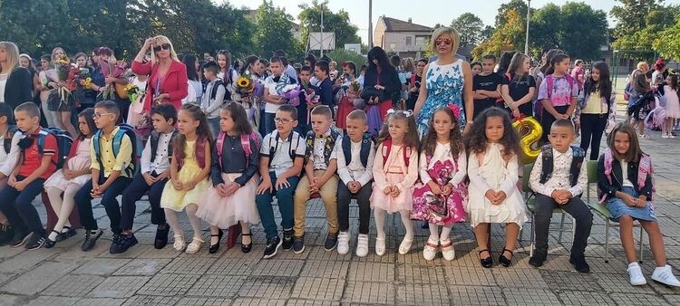  Кметът Николай Митков в първия учебен ден: Община Първомай е Ваш партньор