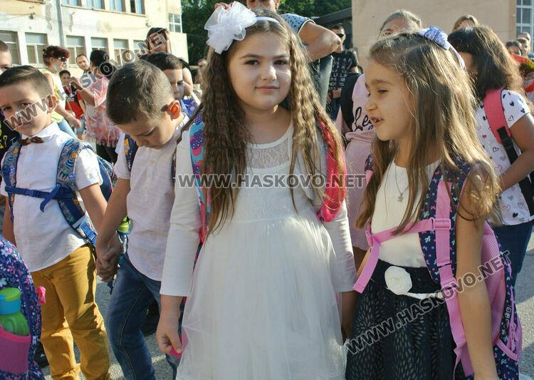 Първият учебен звън за 750 първолаци в Хасково. Гимназиите също започнаха присъствено