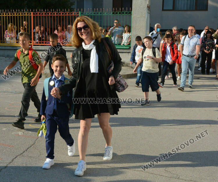 Първият учебен звън за 750 първолаци в Хасково. Гимназиите също започнаха присъствено