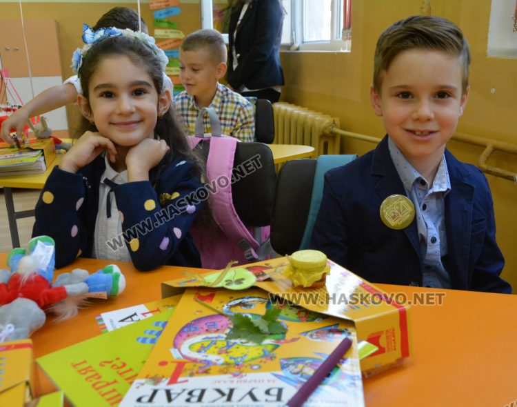 Първият учебен звън за 750 първолаци в Хасково. Гимназиите също започнаха присъствено