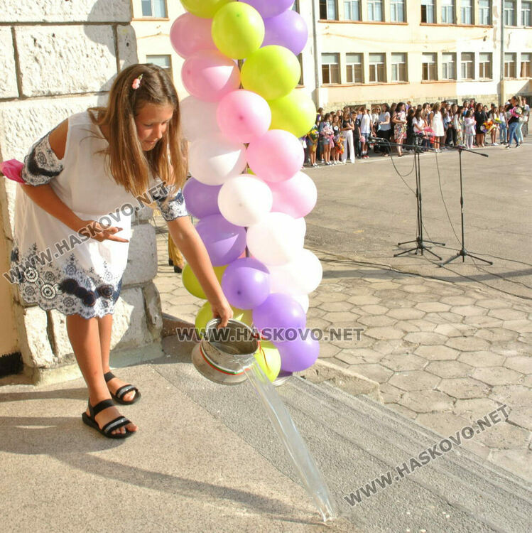 Първият учебен звън за 750 първолаци в Хасково. Гимназиите също започнаха присъствено