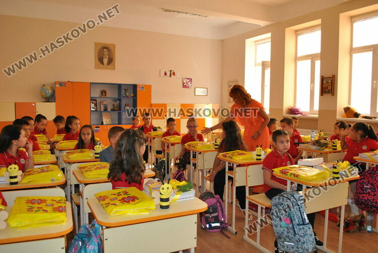 96 първокласници прекрачиха прага на хасковското СУ „Васил Левски“