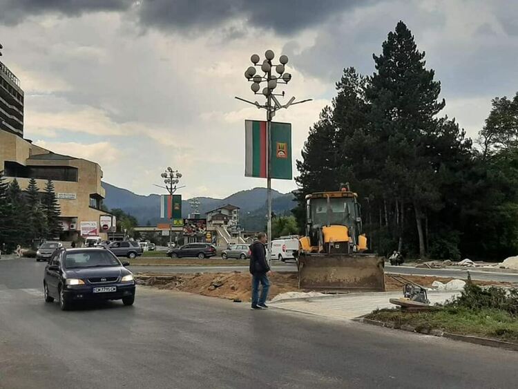 Изграждат ново кръгово на бул. "България", спират движението в участъка