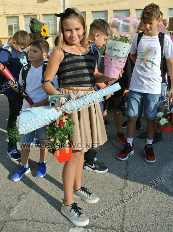 Първият учебен звън за 750 първолаци в Хасково. Гимназиите също започнаха присъствено