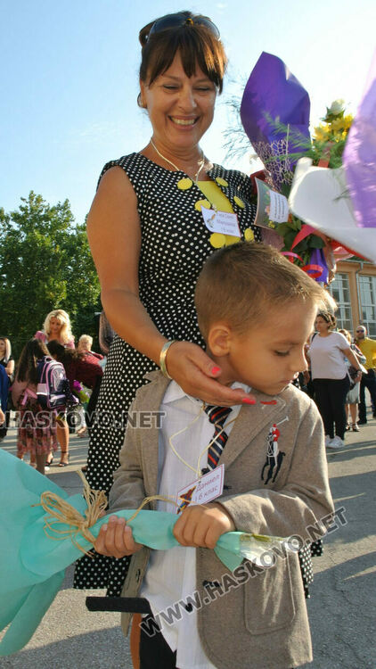 Първият учебен звън за 750 първолаци в Хасково. Гимназиите също започнаха присъствено