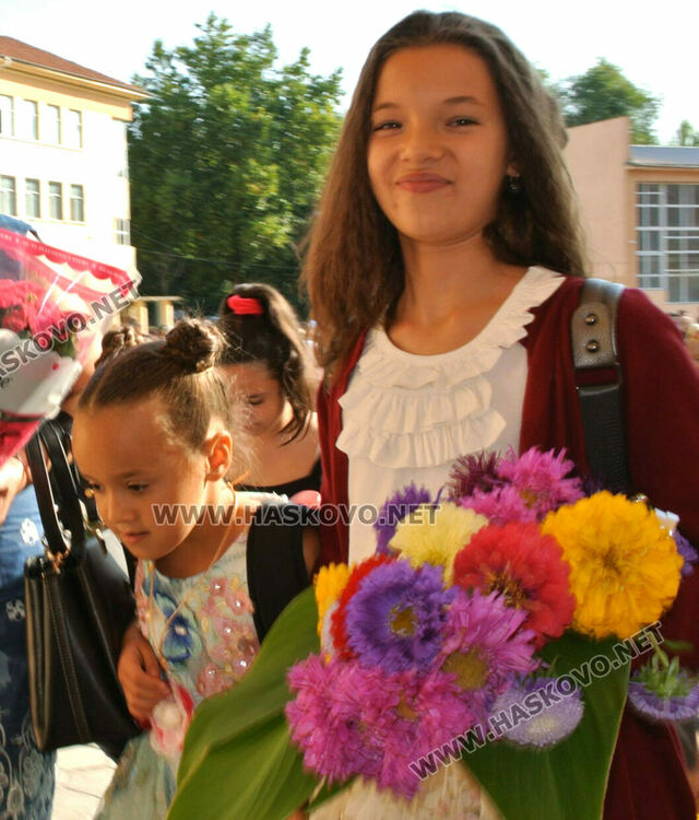 Първият учебен звън за 750 първолаци в Хасково. Гимназиите също започнаха присъствено