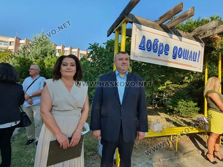 Първият учебен звън за 750 първолаци в Хасково. Гимназиите също започнаха присъствено