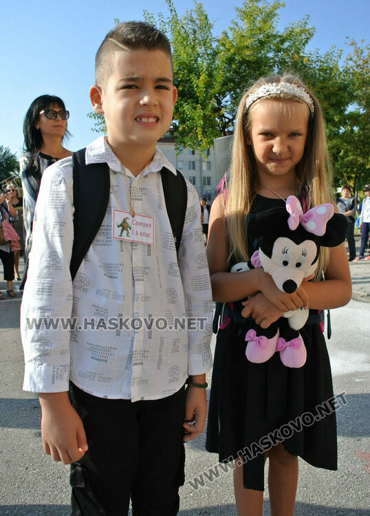 Първият учебен звън за 750 първолаци в Хасково. Гимназиите също започнаха присъствено