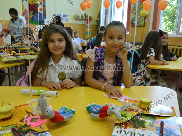 Първият учебен звън за 750 първолаци в Хасково. Гимназиите също започнаха присъствено