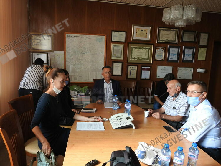 Проблемът за бездомните кучета става №1за кмета, иска среща с премиера