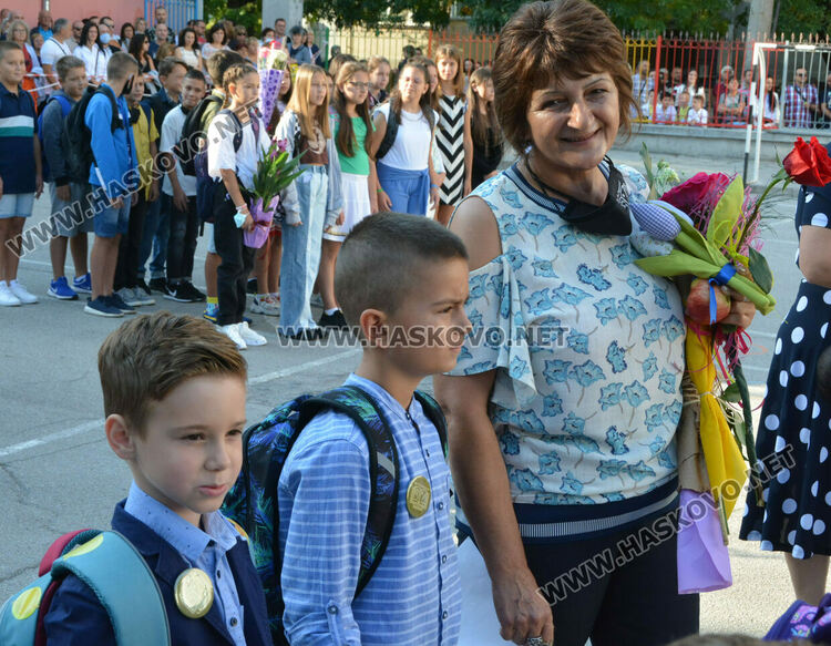 Първият учебен звън за 750 първолаци в Хасково. Гимназиите също започнаха присъствено
